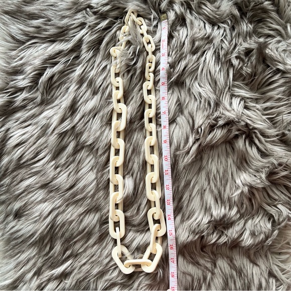 RARA AVIS by Iris Apfel Chained Resin
Chain Linked Necklace Ivory - Picture 2 of 4